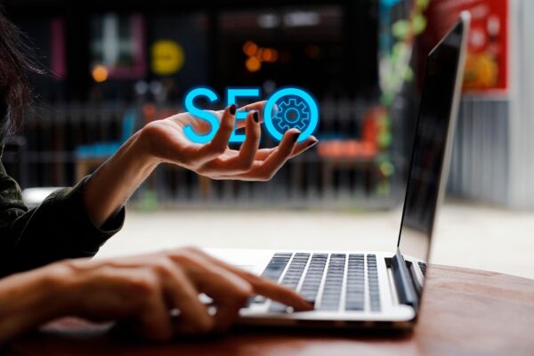 Los comentarios locales pueden ayudar a su negocio a tener una mejor posición en SEO local laptop, seo, office, job, seo, seo, seo, seo, seo