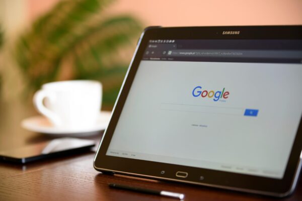 Comprender y explicar una línea de tiempo realista en SEO Samsung tablet on desk showing Google homepage, perfect for technology-related content.