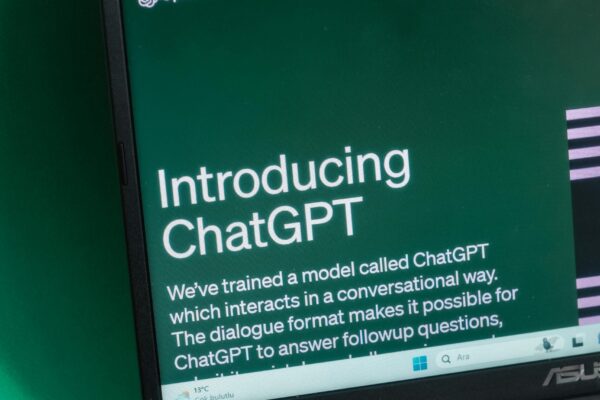 El crecimiento del mercado de software SEO se debe al uso creciente de la inteligencia artificial Laptop screen displaying the introductory page of ChatGPT on OpenAI's website.