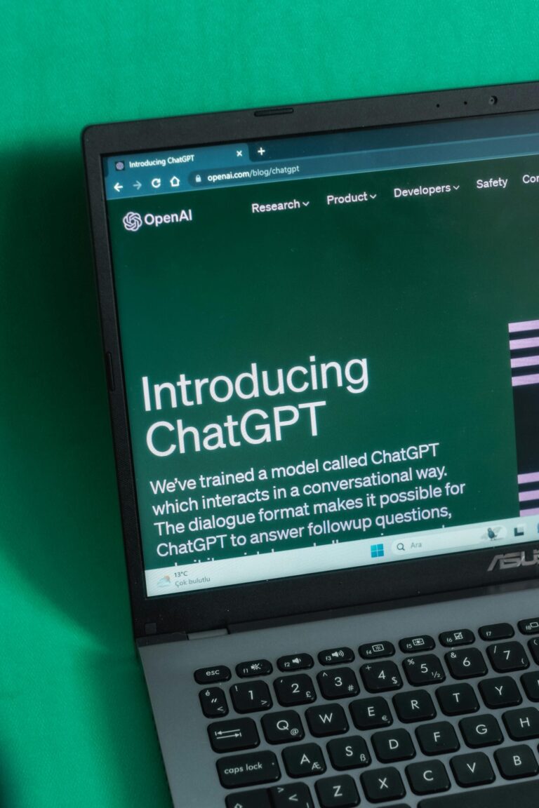 El crecimiento del mercado de software SEO se debe al uso creciente de la inteligencia artificial Laptop screen displaying the introductory page of ChatGPT on OpenAI's website.