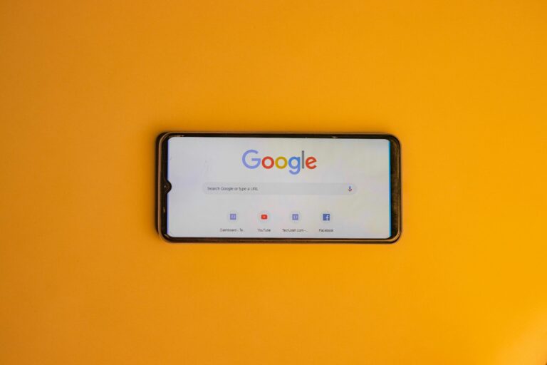 SEO para móviles: SEO mobile optimization Smartphone displaying Google search page on a vibrant yellow background.