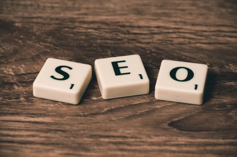 Cómo ganar en el juego SEO Scrabble tiles spelling 'SEO' on a wooden surface. Ideal for digital marketing themes.